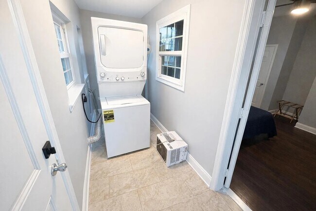 Building Photo - 1903 E 13th St