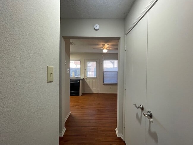 Building Photo - 221 Meadow Ct