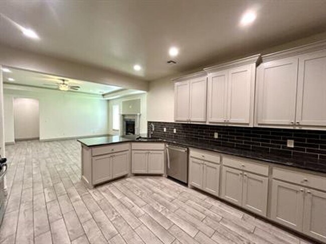 Building Photo - 4 Bedroom