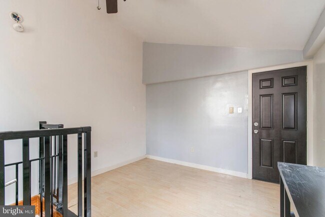 Building Photo - 513 W Girard Ave