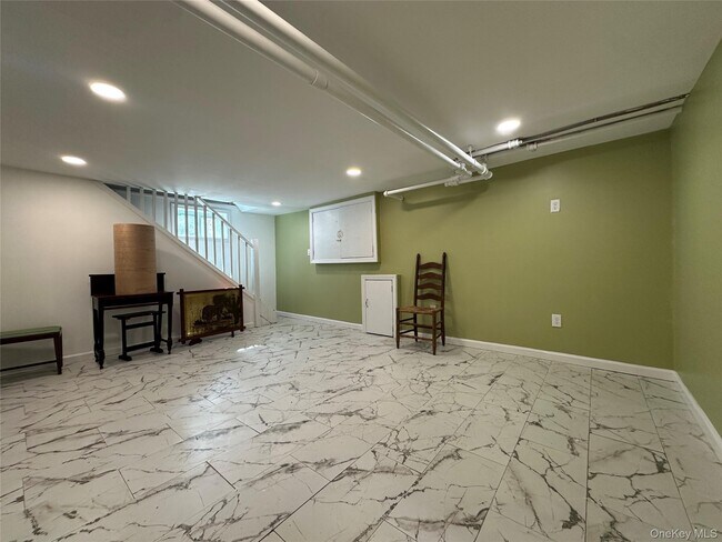 Building Photo - 27 Dosoris Way
