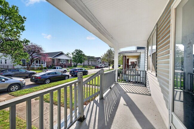 Building Photo - 5324 Nagel Ave