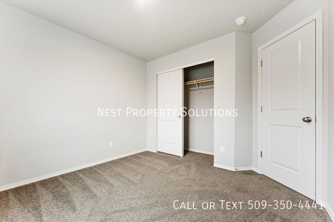 Building Photo - 3 Bed, 2.5 Bath Duplex, WSG included