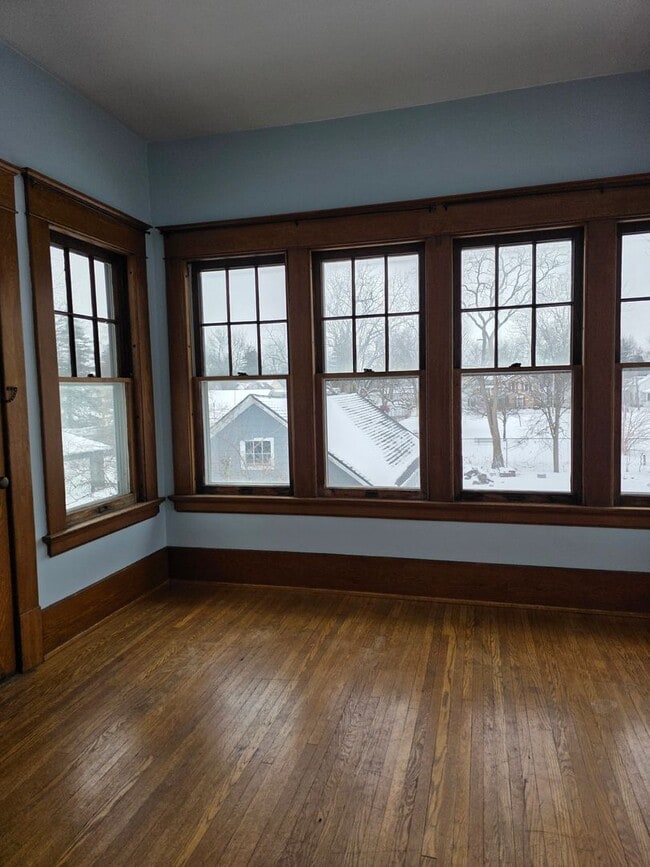 Building Photo - Large Home in Bowling Green