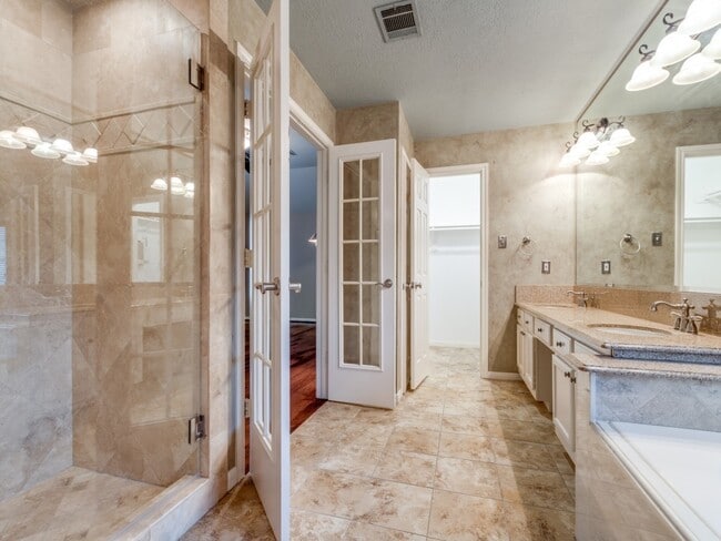 Building Photo - 1319 Park Wind Dr