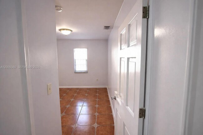 Building Photo - 2544 SW 20th St