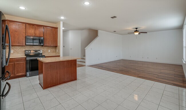 Building Photo - 11905 Fieldcrest Run