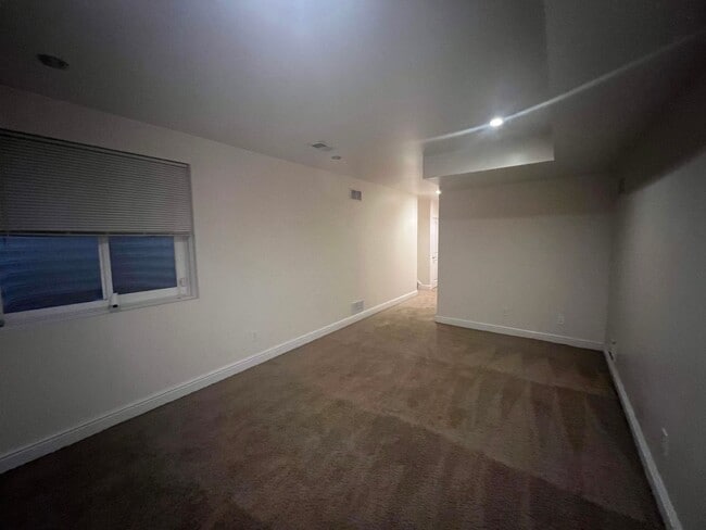 Building Photo - Beautiful 4 Bedroom/ 2.5 Bath with Integra...