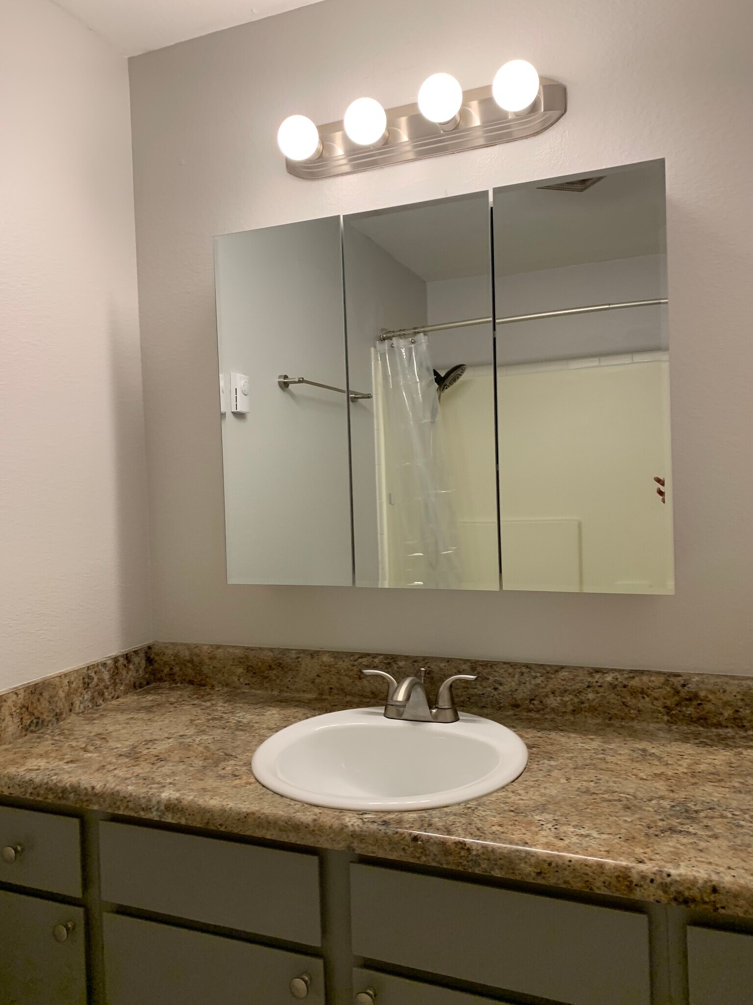 Full bath - 901 Florida Rd