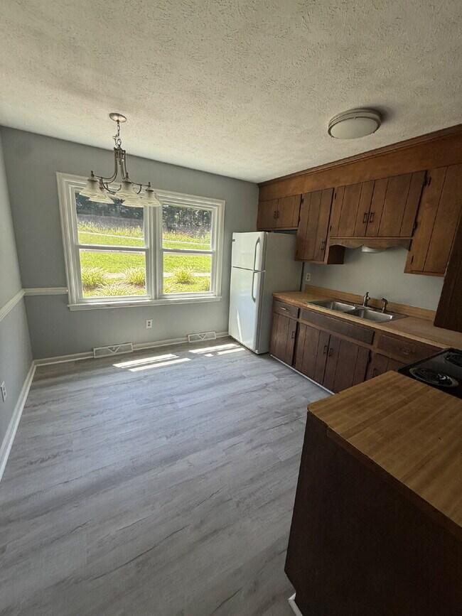 Building Photo - 2 Bedroom 1 Bathroom Apartment in Madison Heights with off street parking.