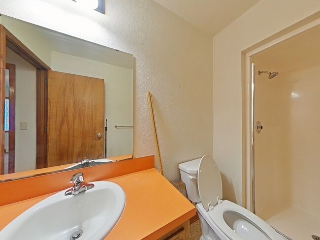 Building Photo - 4 Bedroom House ~ Albany