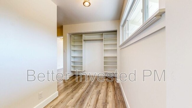 Building Photo - 475 Country Club Dr