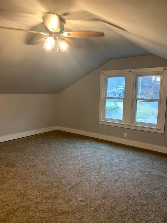 Building Photo - Completely Updated 3 Bed, 1 Bath Home in H...