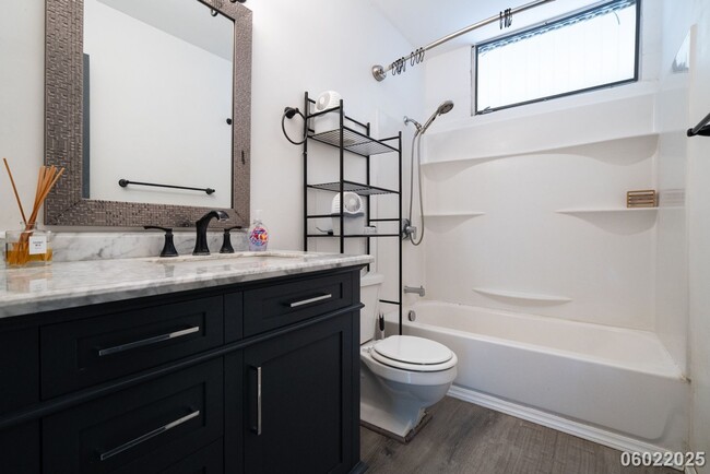 Building Photo - $2,500 /2 Bed /1 Bath / 2 PARKING In beaut...