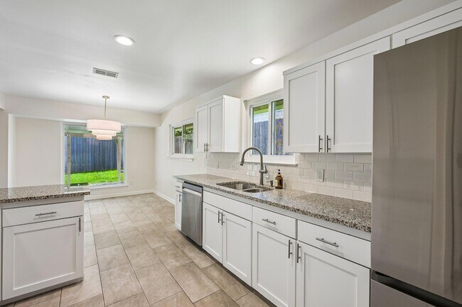 Building Photo - 2717 Charlesworth Dr