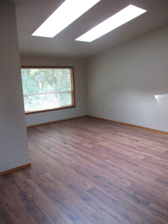 Building Photo - 2 bedroom 2 bath single story Duplex