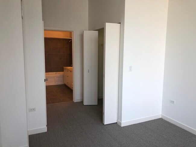 Building Photo - 235 W Van Buren St