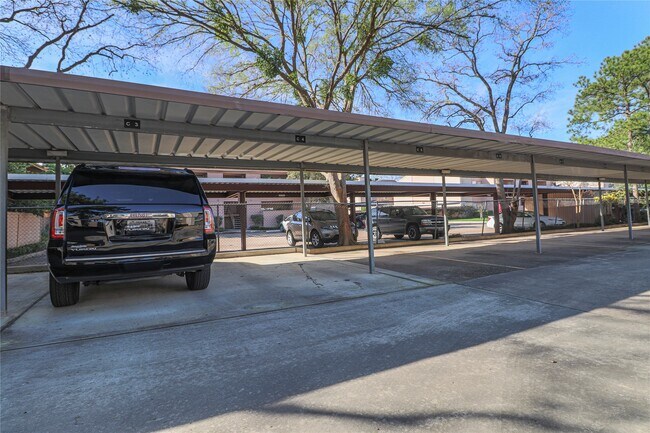 Building Photo - 2025 Augusta Dr