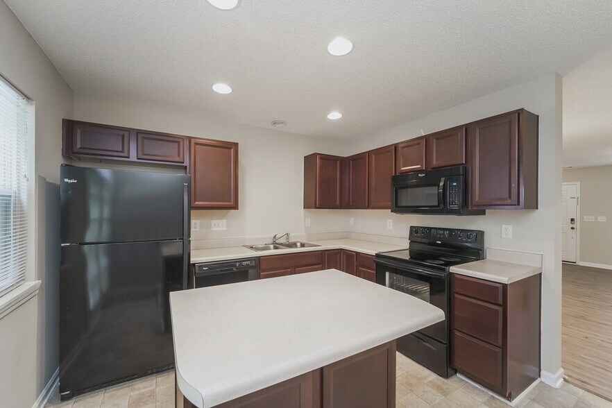 Building Photo - 16927 Greenlawn Hills Ct