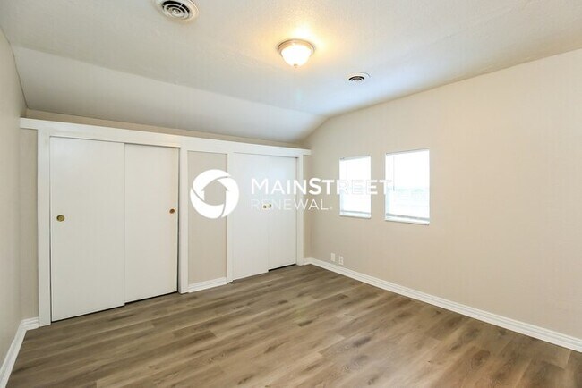 Building Photo - 4 Bedroom Pet-Friendly Home in MIDWEST CIT...