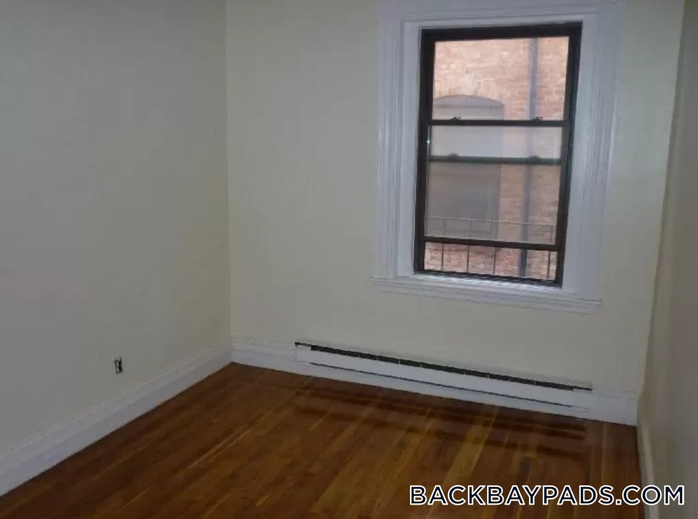 Building Photo - 913 Boylston St