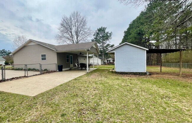 Building Photo - Lovely home east of Athens! Fenced back yard!