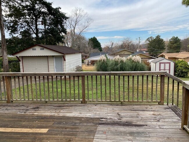 Building Photo - 2103 Chambers Dr NE