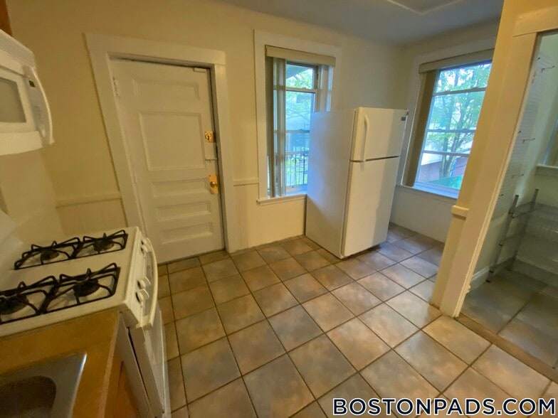 Building Photo - 6 Barrows St