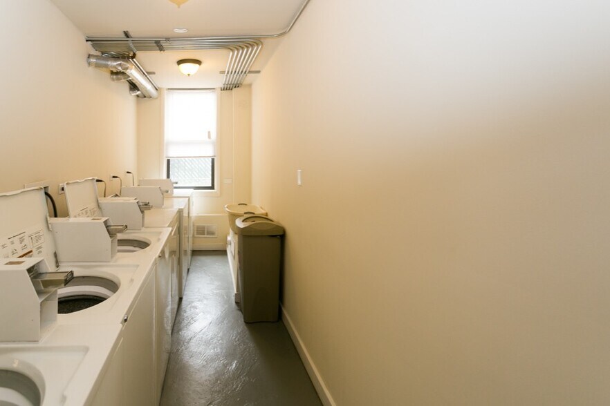 Building Photo - 4740 N Hermitage Ave