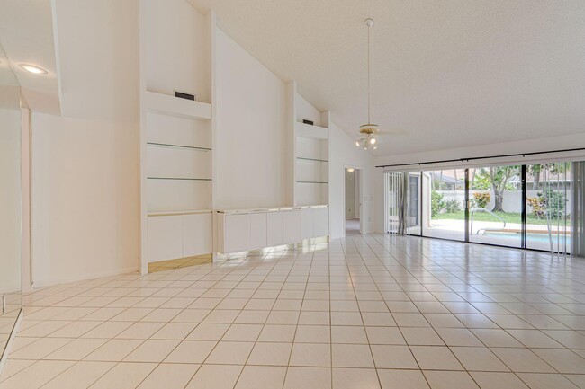 Building Photo - 223 E River Park Dr