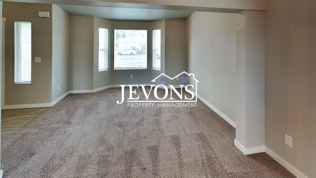 Building Photo - Enchanting 2020-built single-family home i...