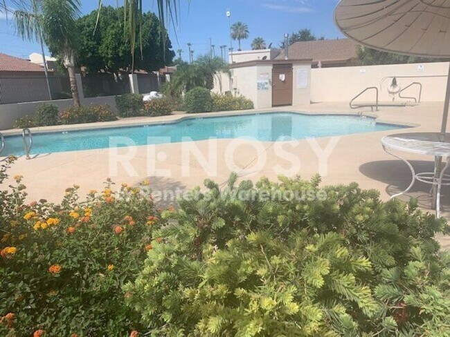 Building Photo - Ideal 2 BD/2 BA/2 CG Townhome with Community Pool Near Olive & 67th in Peoria!