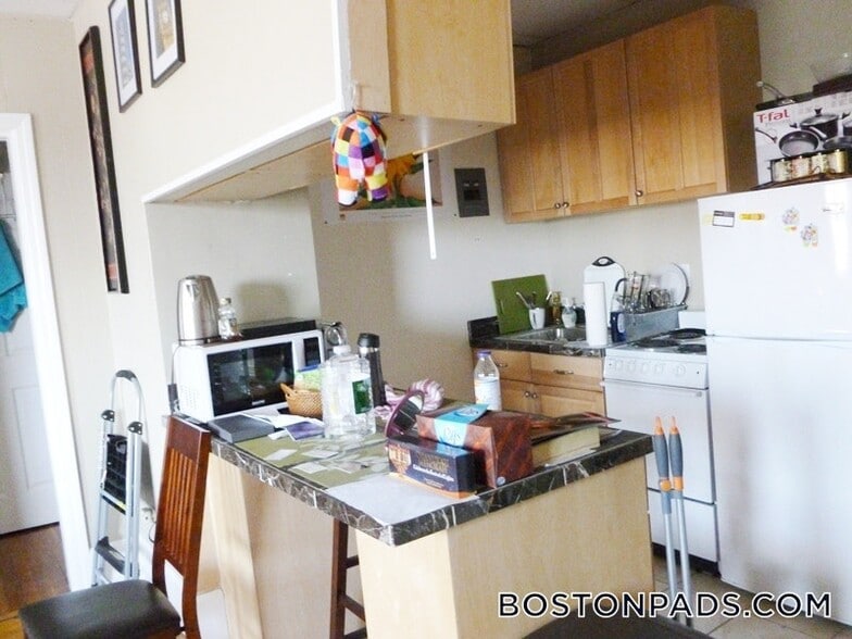 Building Photo - 879 Beacon St