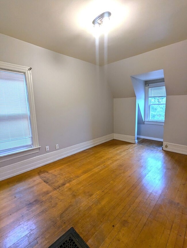 Building Photo - KK - 3205/07 N Bartlett