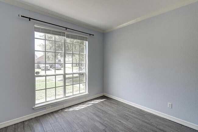 Building Photo - 7810 Duchess St