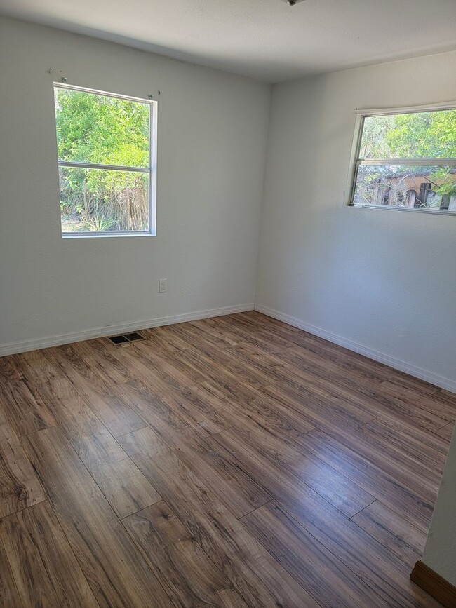 Building Photo - Adorable & Spacious 2/1 in Weeki Wachee!!!