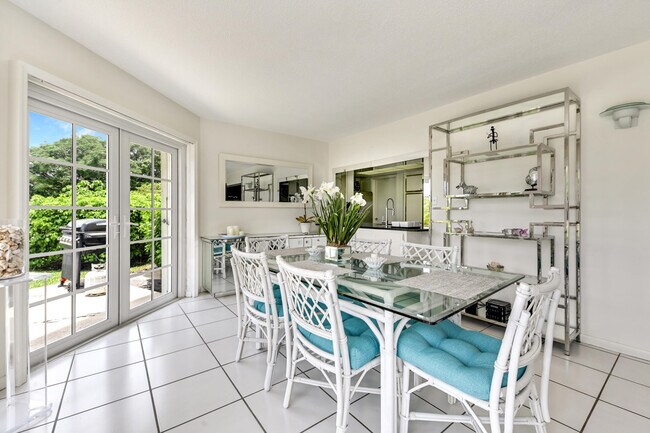 Building Photo - 450 French Royale Cir