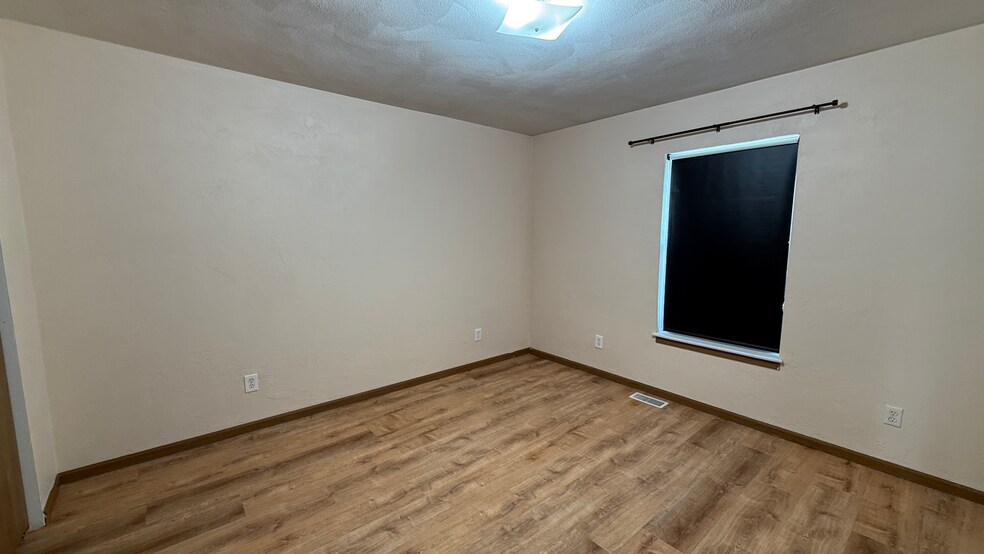 Building Photo - 213 Mueller Ln