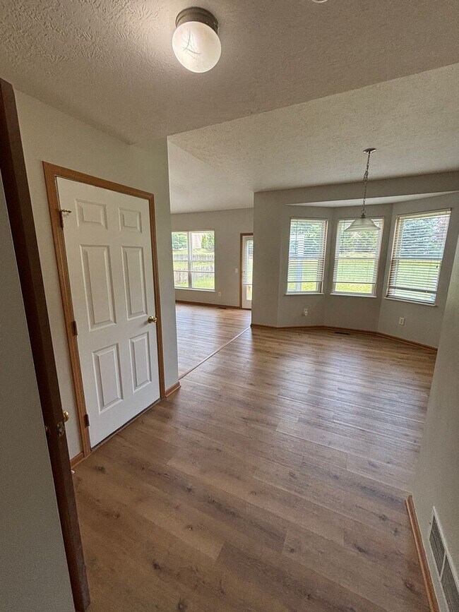 Building Photo - 4 Bedroom, 2.5 Bathroom House in Sycamore Creek Pickerington