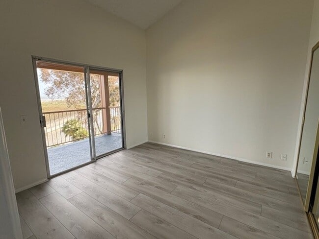 Building Photo - Three minutes from the beach!