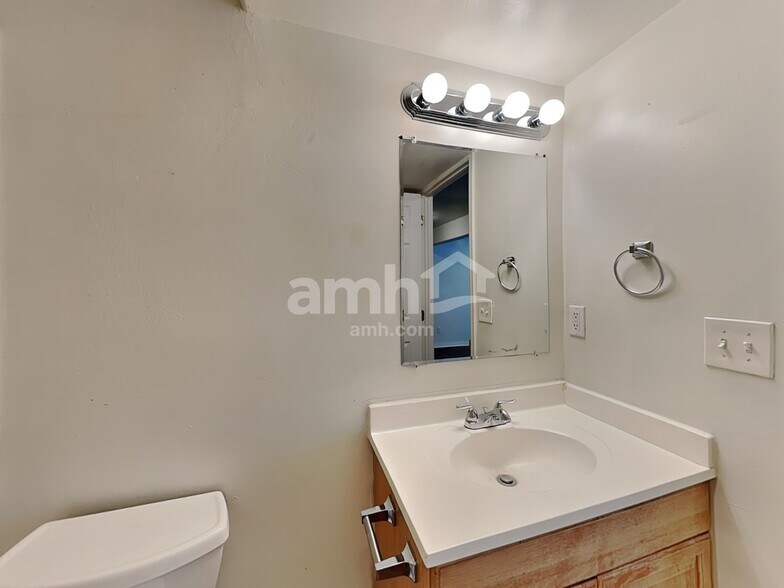 Building Photo - 385 Pommel Dr