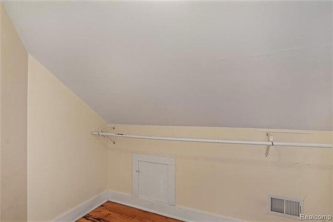 Building Photo - 565 W Saratoga St