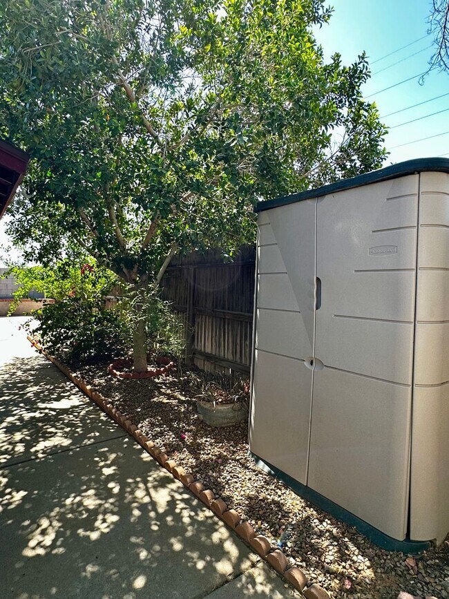 Building Photo - UPDATED 3 BEDROOM 2 BATHROOM CONVENIENTLY ...
