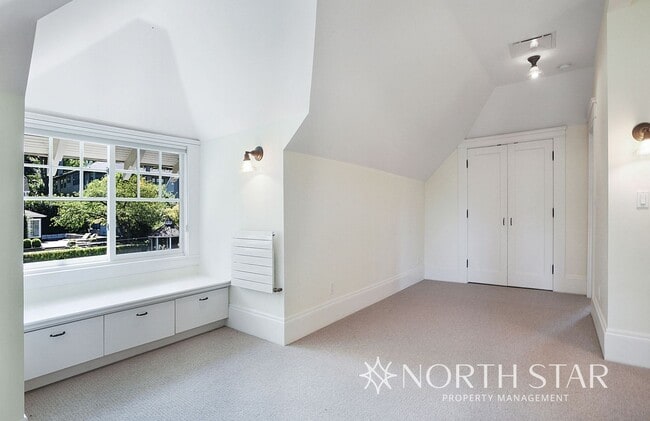 Building Photo - Live in a National Historic Home