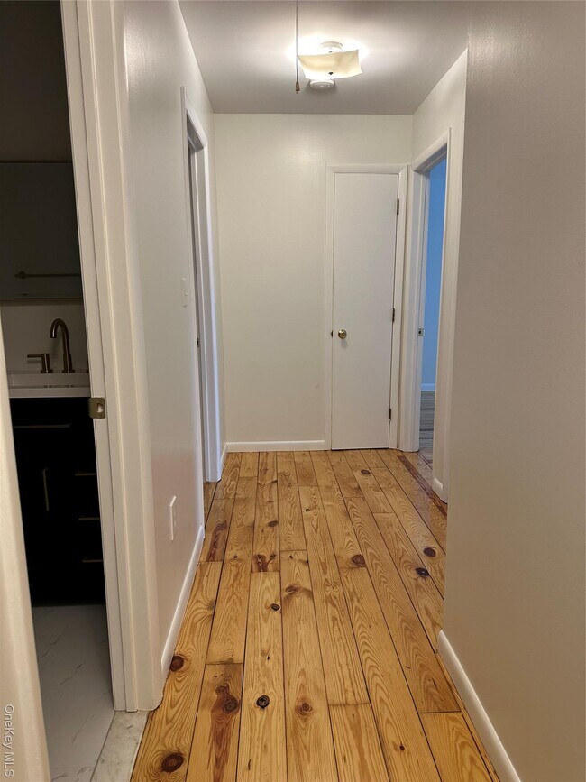 Building Photo - 4 Marian Ct