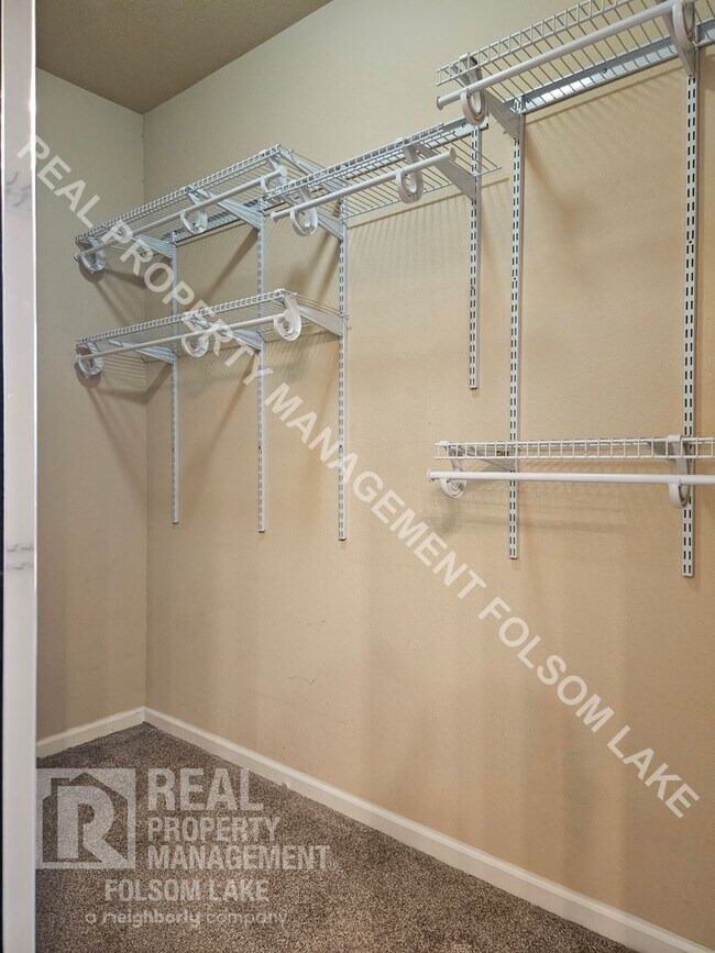 Building Photo - Lincoln Crossing Gated Community 3-Bedroom...