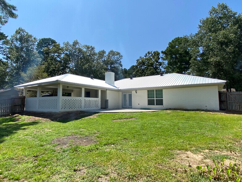 Building Photo - 200 Poplar Dr