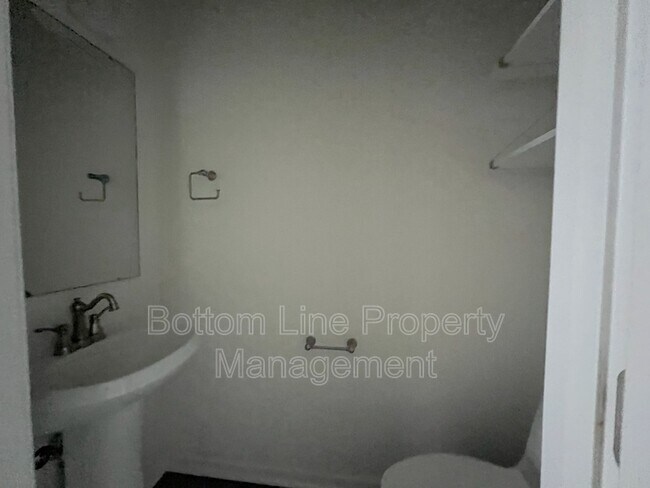 Building Photo - 702 Perth Dr