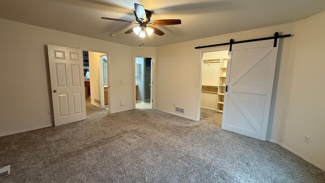 Building Photo - 3 Bed, 2 Bath Townhouse Between Elmore and...