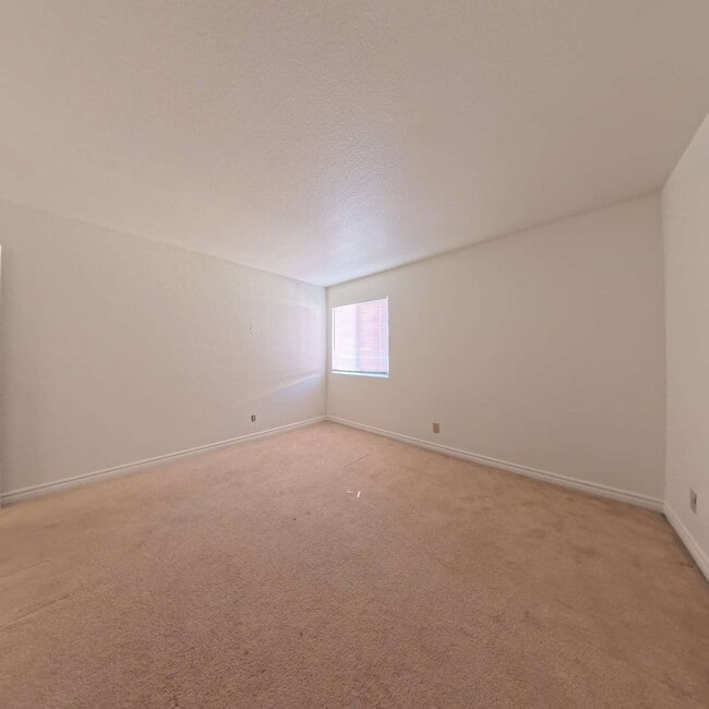 Building Photo - Gated Community | Close To The Strip | 2nd Floor Unit